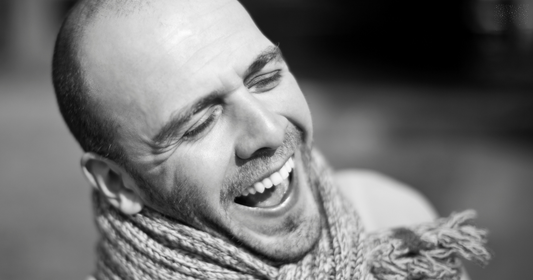 skrattande man i vårsolen