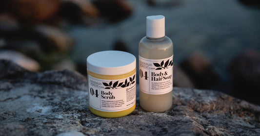 Body Scrub och Hair & Body Soap från Moonsun på en klippa