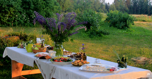 Dukat bord uppdukat i naturen