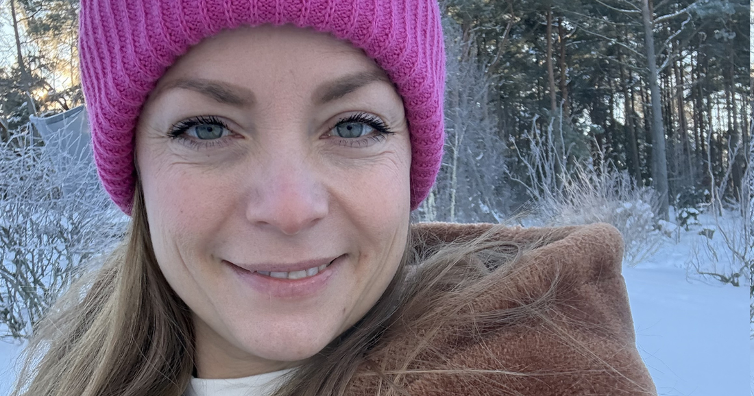 Kvinna i cerise mössa